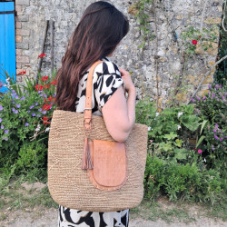 Sac fait main en véritable raphia de Madagascar. Pochette cuir.